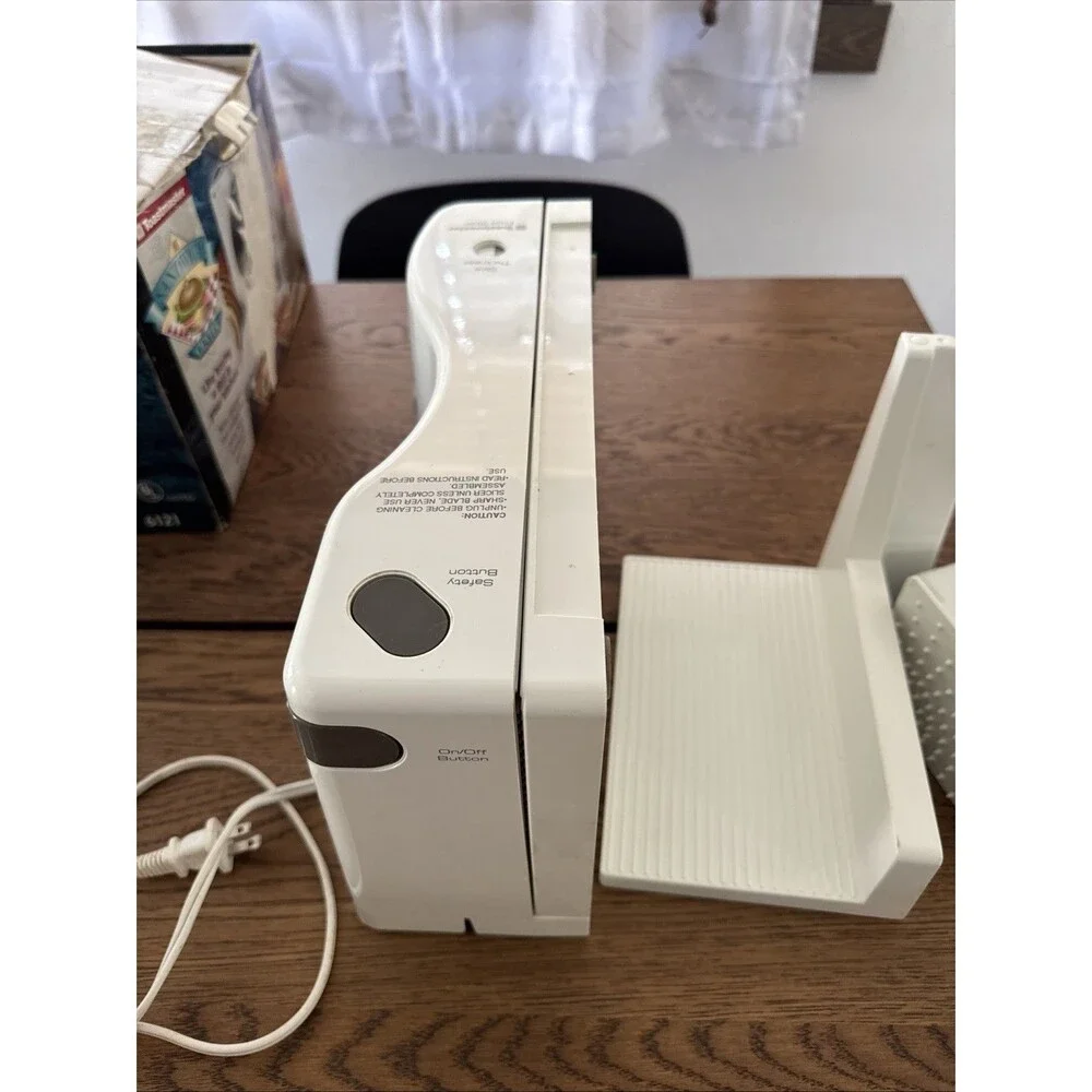 Toastmaster  Sandwich  Center Meat And Bread Slicer And Deli Snacks , Model 6121